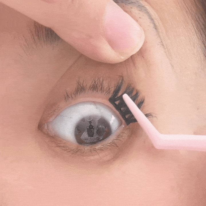 1741838048 2 Apply the glue at the root of nature lashes